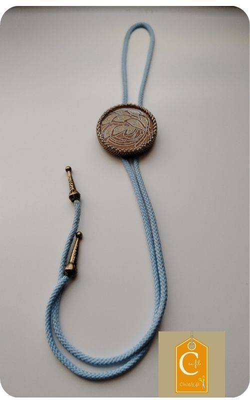 Une cravate qui se porte comme un bijou et se raconte comme un talisman