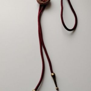 Rouge grenat et bronze ouvragé