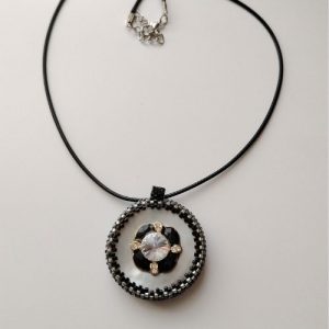 Un pendentif élégant à deux visages
