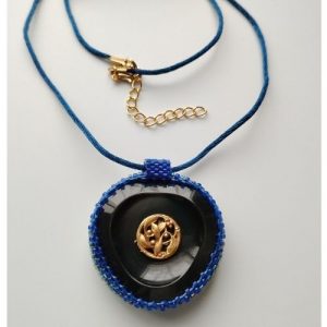 Pendentif réversible brodé de perles