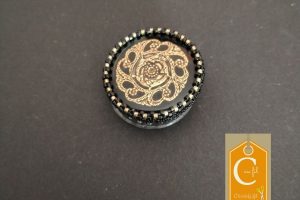 Broche aimantée noire rosace dorée ref 52112