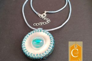 Bouton nacre blanche centre bleu turquoise